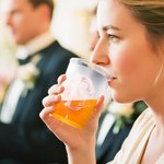 Lot de 50 gobelets jetables en plastique givré avec nom du couple et date Faveurs de mariage et de fiançailles pour couple de jeunes mariés