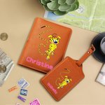 Porte passeport personnalisé en cuir PU avec étiquette de bagage avec nom Cadeau d'anniversaire pour amie | Callie × Marsupilami®.