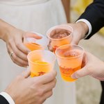 Lot de 50 gobelets jetables en plastique givré avec nom du couple et date Faveurs de mariage et de fiançailles pour couple de jeunes mariés