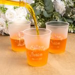 Lot de 50 gobelets jetables en plastique givré avec nom du couple et date Faveurs de mariage et de fiançailles pour couple de jeunes mariés