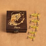 Set di 2 pezzi di esche da pesca personalizzato in metallo con testo Inciso per regalo di compleanno per pescatori per papà