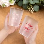 Lot de 50 gobelets jetables en plastique givré avec nom du couple et date Faveurs de mariage et de fiançailles pour couple de jeunes mariés