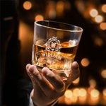 Personalisierte Initial Wreath Whiskey Dekanter mit eingraviertem Namen und Datum Geburtstag Jahrestag Weihnachten Geschenk für Barkeeper Alkohol-Liebhaber