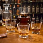 Personalisierte Initial Wreath Whiskey Dekanter mit eingraviertem Namen und Datum Geburtstag Jahrestag Weihnachten Geschenk für Barkeeper Alkohol-Liebhaber