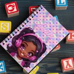 Henkilökohtainen sarjakuva Musta Poika Tyttö A5 Spiral Notebook nimi Koulutarvikkeet Syntymäpäivä Vuosipäivä lahja lapsille