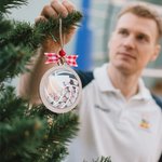 Personalisierte Santa Hut Volleyball hölzerne Weihnachten Shaker Ornament mit Team und 6-14 Mitglied Namen Weihnachtsbaumschmuck Geschenk für Volleyball-Liebhaber