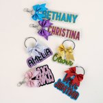 Personalisierte Glitter Bow Keychain Rucksack Namensschild Reisezubehör täglichen Gebrauch Geburtstag Geschenk für Cheerleader Teamkollegen