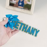 Personalisierte Glitter Bow Keychain Rucksack Namensschild Reisezubehör täglichen Gebrauch Geburtstag Geschenk für Cheerleader Teamkollegen
