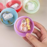 Henkilökohtainen kissan muotoinen lemmikkieläinten hiusten säilytyksen avaimenperä, jossa on nimi ja Gachapon Ball Fur turkis matkamuisto muistolahja kissan omistajille lemmikkieläinten menetys