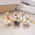 Henkilökohtainen kissan muotoinen lemmikkieläinten hiusten säilytyksen avaimenperä, jossa on nimi ja Gachapon Ball Fur turkis matkamuisto muistolahja kissan omistajille lemmikkieläinten menetys