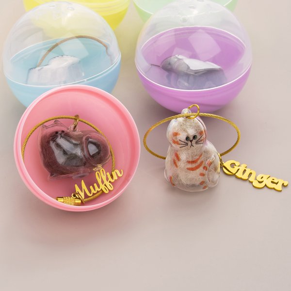 Henkilökohtainen kissan muotoinen lemmikkieläinten hiusten säilytyksen avaimenperä, jossa on nimi ja Gachapon Ball Fur turkis matkamuisto muistolahja kissan omistajille lemmikkieläinten menetys