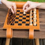 Personligt schackspel i massivt trä med text och magnet i läder för upprullning Resa Spelkväll Jubileum Födelsedagspresent för schackälskare Schackspelare