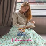 Personalisierte Decke mit Geburtsblumen-Hintergrund Cartoon-Figur Namen Wohndeko Weihnachten Jahrestag Geburtstag Geschenk für Familie Freunde