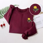 Personalisiertes Besticktes Geburtsblume Sweatshirt mit Seitentasche und Initiale Stickerei Geburtstag Geschenk für Familie Freunde