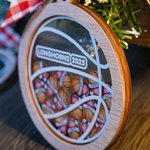 Personalizado 3D Shake Baloncesto Adorno de Navidad de madera con nombres Decoración del árbol de Navidad Fiesta de Navidad Favores Equipo Día Regalo para el entrenador Atleta