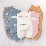 Personalisiertes Niedliches Bär Einstellbares Baby Pucktuch Ultra-Weicher Schlafscak mit Namen Babyparty Geschenk für Neugeborene
