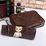 Personalisierte Cartoon Mann Charakter PU Leder hängende Kulturtasche mit Namen Reisen wesentliche Jahrestag Geburtstag Geschenk für Männer