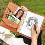 Personalizada de estilo cómico de caracteres A5 PU cubierta de cuero portátil con bolsillo de almacenamiento y el nombre de regalo para los estudiantes Colegas