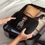 Personalisierte Cartoon Mann Charakter PU Leder hängende Kulturtasche mit Namen Reisen wesentliche Jahrestag Geburtstag Geschenk für Männer