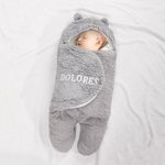 Personalisiertes Niedliches Bär Einstellbares Baby Pucktuch Ultra-Weicher Schlafscak mit Namen Babyparty Geschenk für Neugeborene