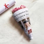 Gepersonaliseerde afstudeerkrant met naam en foto voor bloemen boeket afstudeergeschenk voor middelbare school afgestudeerden