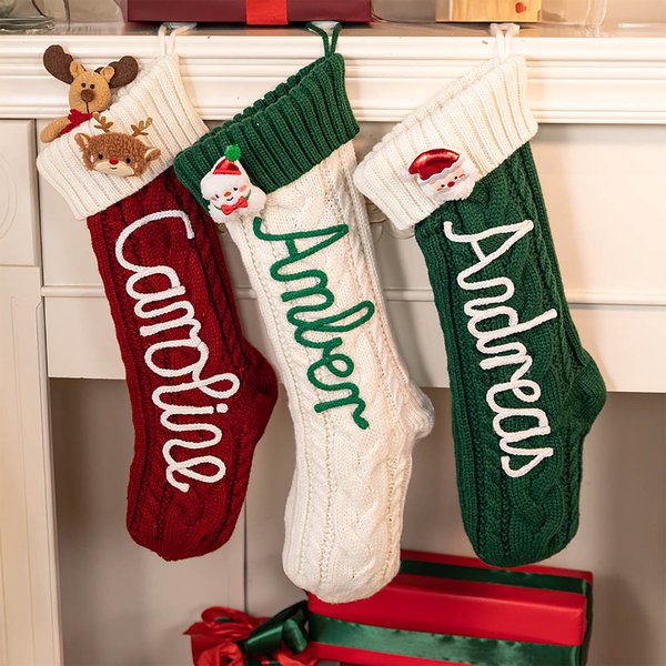 Calza di Natale a maglia personalizzata con design del pupazzo di neve Babbo Natale e alce con nome regalo di Natale per famiglia