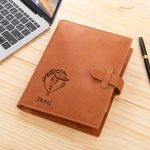 Personalizada de estilo cómico de caracteres A5 PU cubierta de cuero portátil con bolsillo de almacenamiento y el nombre de regalo para los estudiantes Colegas