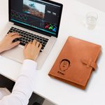 Personalizada de estilo cómico de caracteres A5 PU cubierta de cuero portátil con bolsillo de almacenamiento y el nombre de regalo para los estudiantes Colegas