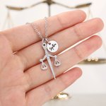 Gepersonaliseerde Schaal van Justitie ketting met naam schijf Weegschaal sieraden Waardering verjaardag kerstcadeau voor advocaat advocaat rechter paralegal