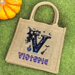 Bolso tote personalizado de yute con diseño adorable de bruja de dibujos animados lazo e inicial regalo de fiesta de Halloween para niñas y mujeres