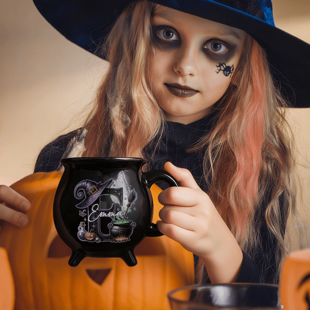 Personlig magisk kruka och häxhatt glitterinitial svart kittel keramisk kaffemugg med namn Trick or Treat Halloween Partygåva för kvinnor barn