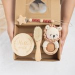 Gepersonaliseerde schattige gehaakte dieren baby rammelaar fopspeen Clip Swaddle kam set met gegraveerde naam en geschenkdoos Baby Shower verjaardagscadeau voor pasgeborene