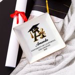 Gepersonaliseerde Initial Graduation Cap Scroll Elementen Keramische Sieraden Schotel met Naam en Jaar Verjaardag Afstuderen Gift voor Afgestudeerden