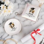 Gepersonaliseerde Initial Graduation Cap Scroll Elementen Keramische Sieraden Schotel met Naam en Jaar Verjaardag Afstuderen Gift voor Afgestudeerden