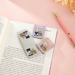 Personalisierter Magnetischer PU-Leder Lesezeichen Clip mit Blumen Bücher Cartoon-Figur Namen und Text Geburtstagsgeschenk für Buchliebhaber