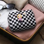 Personalisierte Schachbrettmuster Cartoon-Figur Kosmetiktasche aus PU-Leder mit Geburtslume Namen Reisezubehör Geburtstag Geschenk für Damen Mädchen