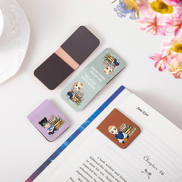 Personalisierter Magnetischer PU-Leder Lesezeichen Clip mit Blumen Bücher Cartoon-Figur Namen und Text Geburtstagsgeschenk für Buchliebhaber