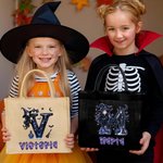 Bolso tote personalizado de yute con diseño adorable de bruja de dibujos animados lazo e inicial regalo de fiesta de Halloween para niñas y mujeres