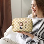 Personalisierte Schachbrettmuster Cartoon-Figur Kosmetiktasche aus PU-Leder mit Geburtslume Namen Reisezubehör Geburtstag Geschenk für Damen Mädchen