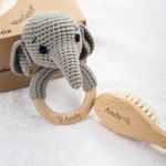 Gepersonaliseerde schattige gehaakte dieren baby rammelaar fopspeen Clip Swaddle kam set met gegraveerde naam en geschenkdoos Baby Shower verjaardagscadeau voor pasgeborene