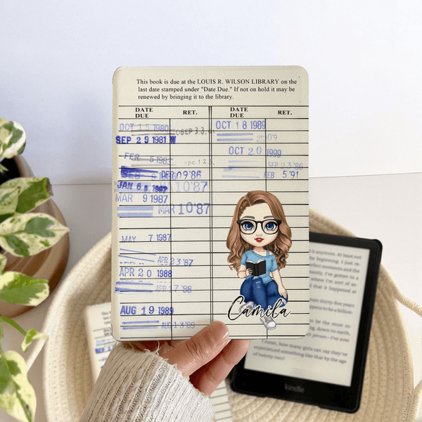 Gepersonaliseerd stripfiguur Retro Bibliotheekpas Draagbaar Kindle-etui met naam en polsbandje Kerstverjaardagscadeau voor boekenliefhebbers Boekenwurmen