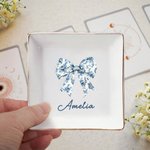 Personlig blå rosett fyrkantig rund keramisk smyckesskål med namn heminredning födelsedag årsdag present till kvinnor smyckesentusiaster