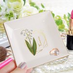 Plat à bijoux personnalisé en céramique avec nom et fleur de naissance Cadeau d'anniversaire, de mariage et de fiançailles pour les femmes