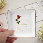 Plat à bijoux personnalisé en céramique avec nom et fleur de naissance Cadeau d'anniversaire, de mariage et de fiançailles pour les femmes