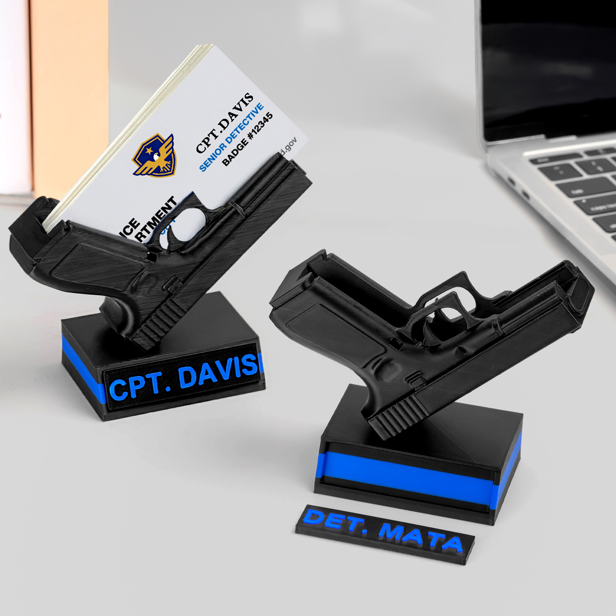 Plaque de porte-cartes de pistolet imprimée en 3D avec nom Décoration de bureau Appréciation Cadeau d'anniversaire pour les vétérans de la police et les amateurs d'armes à feu