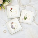 Plat à bijoux personnalisé en céramique avec nom et fleur de naissance Cadeau d'anniversaire, de mariage et de fiançailles pour les femmes