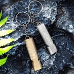 Llavero personalizado con silbato de acero inoxidable para emergencias regalo de cumpleaños para los aficionados a la montaña