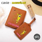 Porte passeport personnalisé en cuir PU avec étiquette de bagage avec nom Cadeau d'anniversaire pour amie | Callie × Marsupilami®.