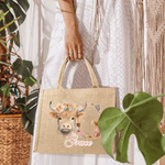 Personalisierte niedliche Hochland Kuh große tragbare Jute Tragetasche mit Namen und Blumen Initiale Geburtstag Geschenk für Mädchen Freunde
