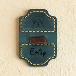 Henkilökohtainen Comic Style Character Nahka kirjanmerkki Clip kynänpidikkeellä ja nimi Päivittäinen käyttö Toimistolahja ystäville Bookwormille